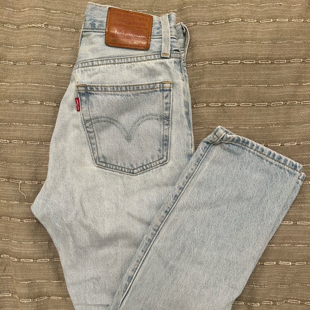 Levi's 501 - 5 button fly, straight leg, light wash